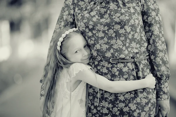 Weinig meisje knuffelen moeder — Stockfoto
