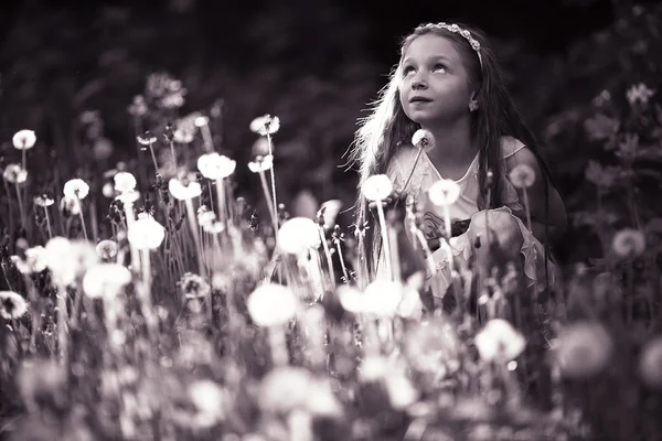 Petite fille soufflant fleur de pissenlit — Photo