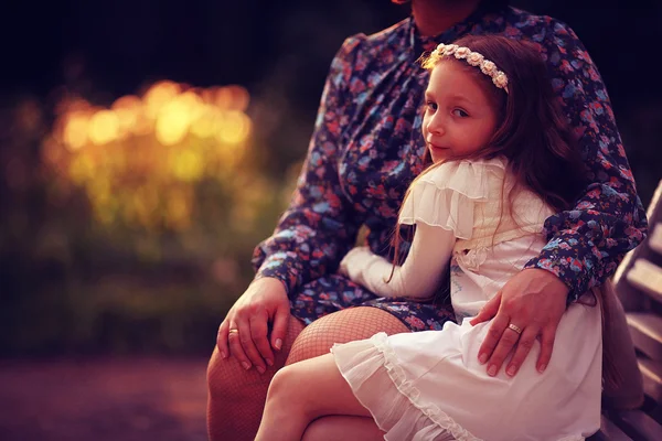 Lilla tjejen kramar mamma — Stockfoto