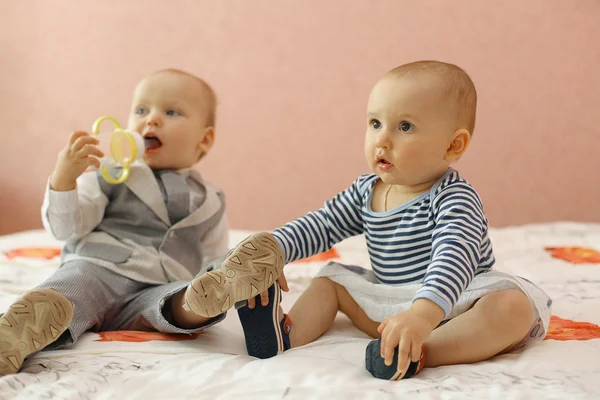 Fröhliche Babys zu Hause — Stockfoto