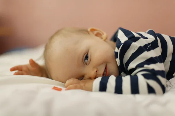 Retrato de bebé alegre — Foto de Stock