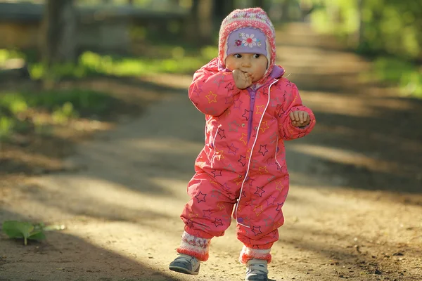 小孩在公园里散步 — 图库照片