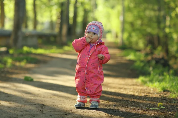 Kind geht im Park spazieren — Stockfoto