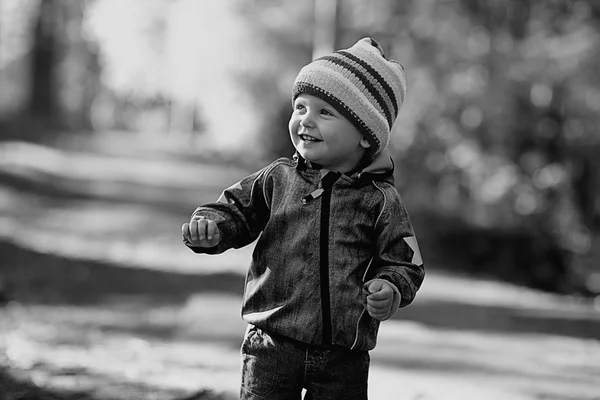 Little boy  in spring park — Stock Photo, Image