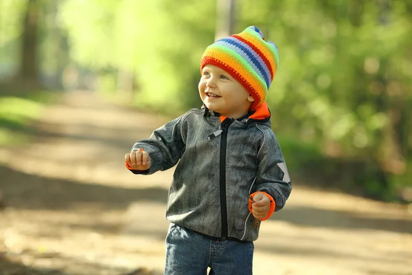 小男孩在春天公园 — 图库照片
