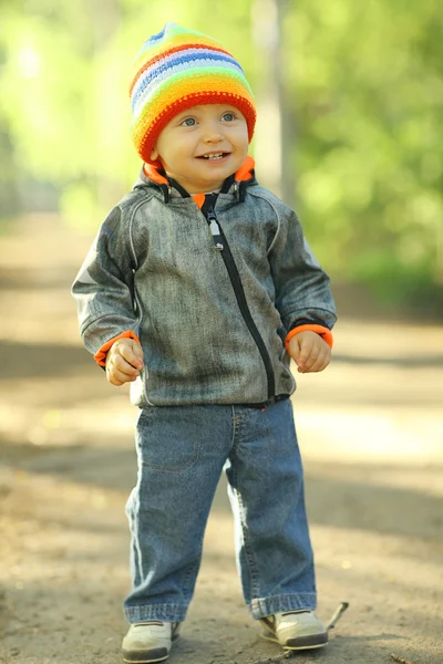 Niño pequeño en el parque de primavera — Foto de Stock