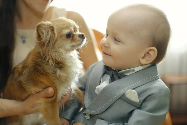 Bambino e cagnolino — Foto Stock