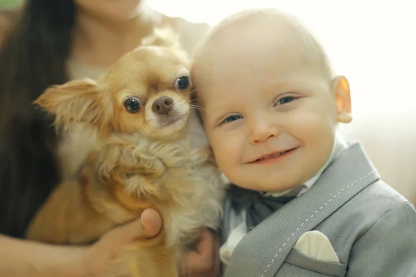 Baby und kleiner Hund — Stockfoto