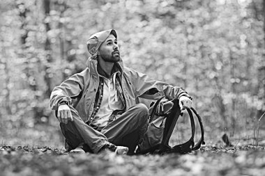 ormanda sırt çantası