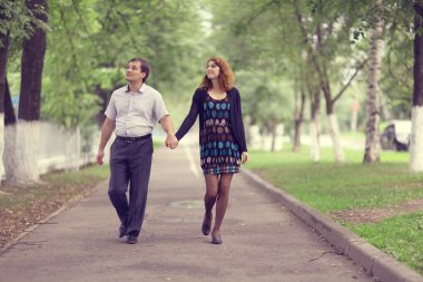 Genç çift park yaz aylarında sarılma