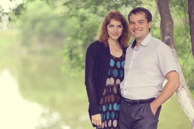 Genç çift park yaz aylarında sarılma