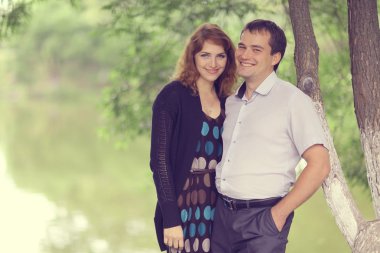 Genç çift park yaz aylarında sarılma