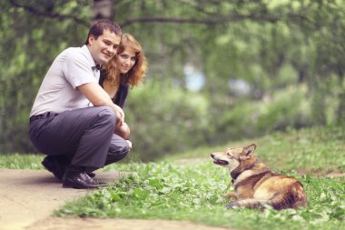 Genç çift park yaz aylarında sarılma