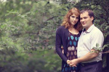 Genç çift park yaz aylarında sarılma