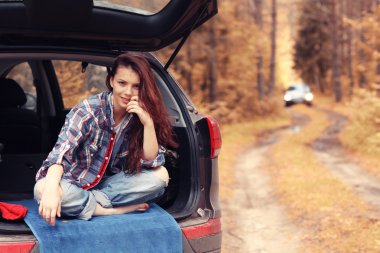 Kız araba ile sonbahar gezisi