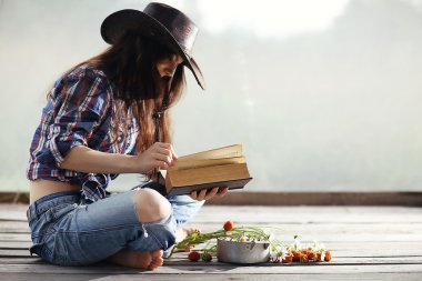 Kız bir rustik tarzda bir kitapla