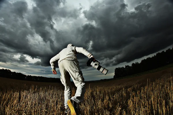 Fotógrafo profissional entre nuvens de tempestade — Fotografia de Stock