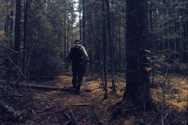 Ranger in herfst fores — Stockfoto