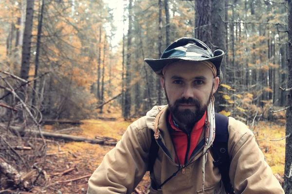 Guardabosques en frentes de otoño — Foto de Stock