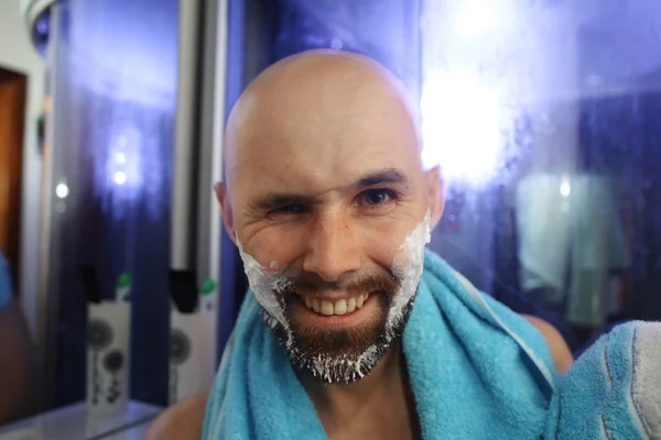Портрет мужчины, бреющего тример — стоковое фото