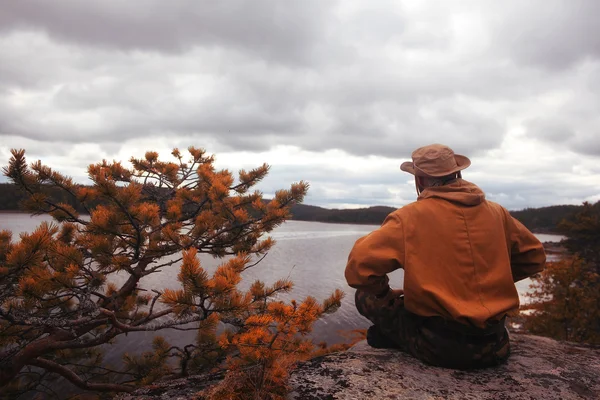 Turister resten i höst skog vid solnedgången — Stockfoto