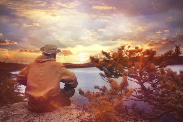 Turister resten i höst skogen vid solnedgången — Stockfoto