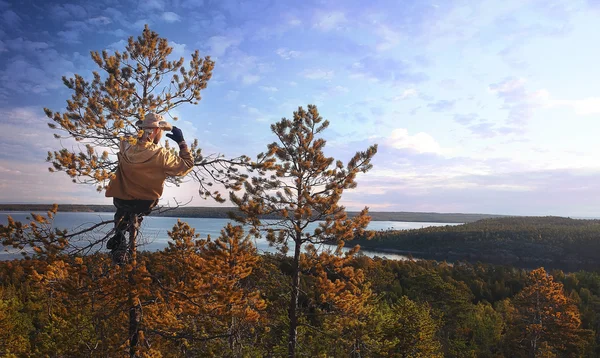 Sonbahar ormanın içinde turistlerin dinlenme — Stok fotoğraf