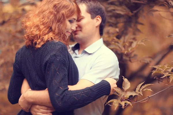 Jesienny spacer miłość para — Zdjęcie stockowe