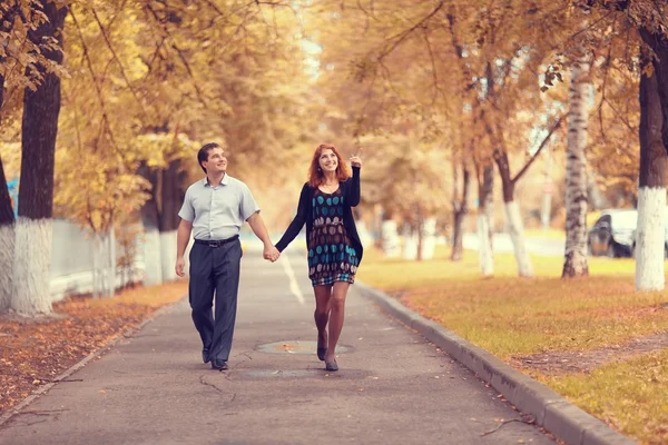 Hösten par kärlek promenad — Stockfoto