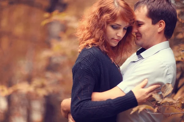 Outono casal amor passeio — Fotografia de Stock