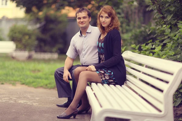 Jeune couple étreignant dans le parc été — Photo