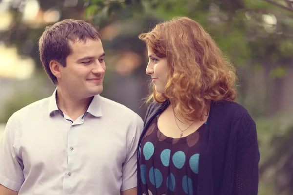 Jeune couple étreignant dans le parc été — Photo