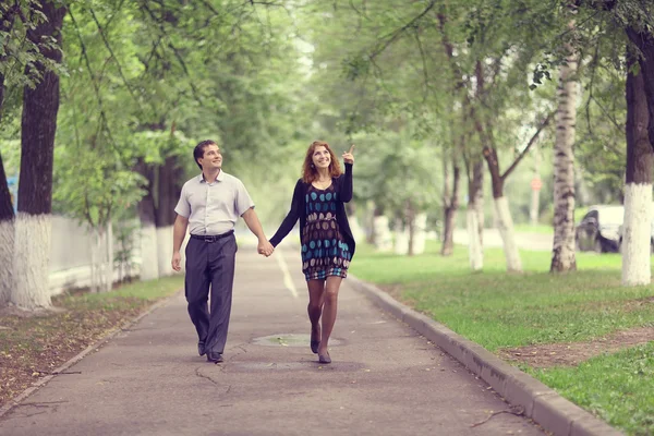 Homme et femme couple dans la rue — Photo