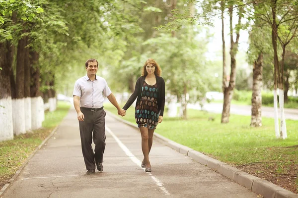 ปัญหาแนวคิดของคู่หนุ่มสาว — ภาพถ่ายสต็อก