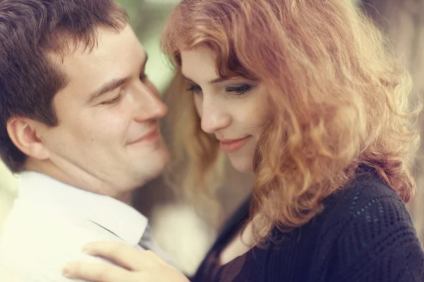 Jong koppel knuffelen in de zomer park — Stockfoto