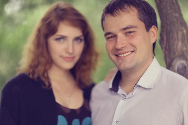 Jeune couple étreignant dans le parc été — Photo