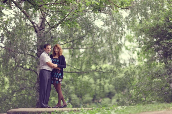 Jong koppel knuffelen in de zomer park — Stockfoto