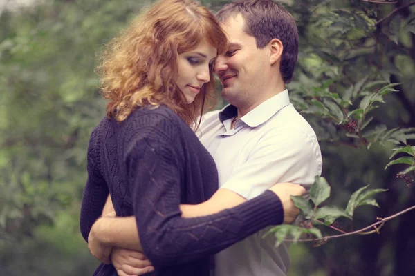 Jeune couple étreignant dans le parc été — Photo