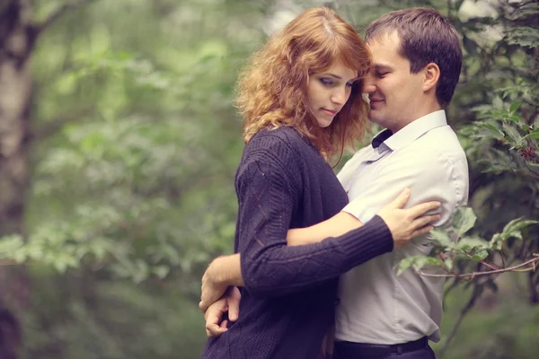 Pareja joven abrazándose en el parque de verano — Foto de Stock