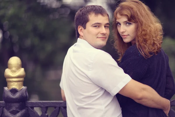 年轻的夫妇在公园夏天中拥抱 — 图库照片