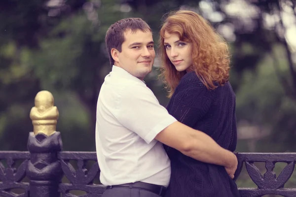 Pareja abrazándose en el parque verano — Foto de Stock