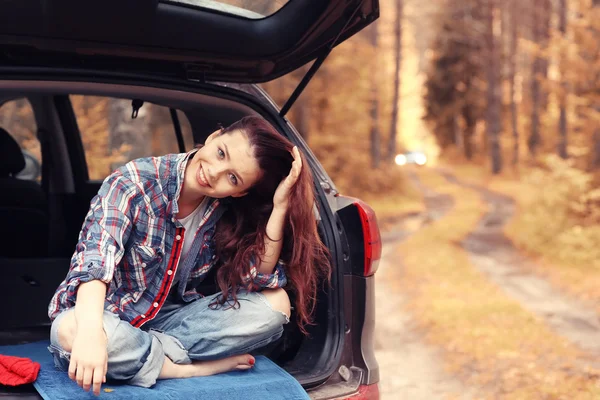 Lány őszi utazás autóval — Stock Fotó