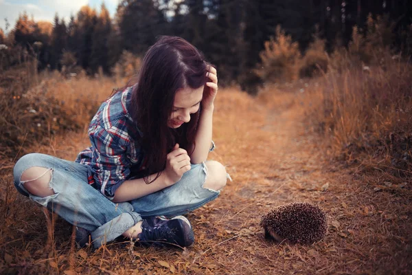 Adolescente ragazza che gioca con un riccio — Foto Stock