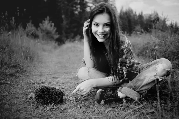 Teenager girl playing with a hedgehog — Stock Photo, Image