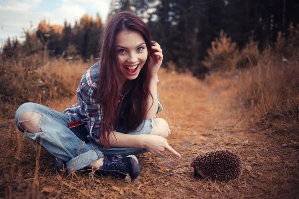 Adolescente ragazza che gioca con un riccio — Foto Stock