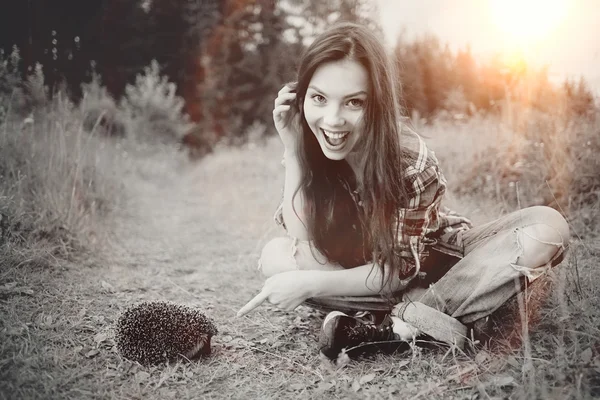 Портрет счастливой девушки-подростка на природе — стоковое фото