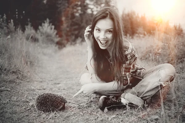 Retrato de una adolescente feliz en la naturaleza — Foto de Stock