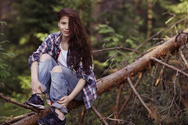 Mooi meisje reizen in het bos — Stockfoto