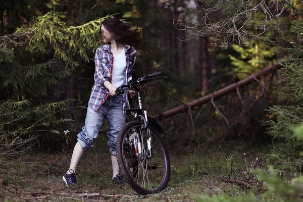 Νεαρό κορίτσι σε ένα ποδήλατο αθλητισμού στο δάσος ένα καλοκαίρι — Φωτογραφία Αρχείου
