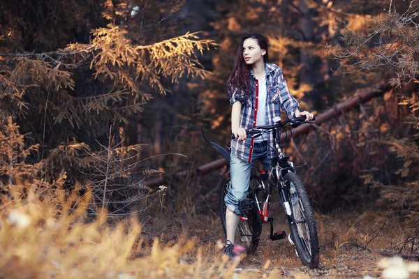 Menina bonita viajando na floresta — Fotografia de Stock